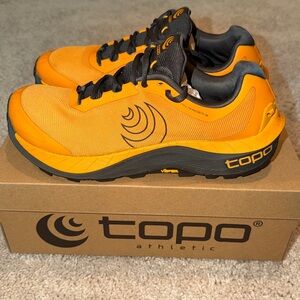 Topo Athletic Men’s MTN RACER 3 size 9.5 Mango/Espresso